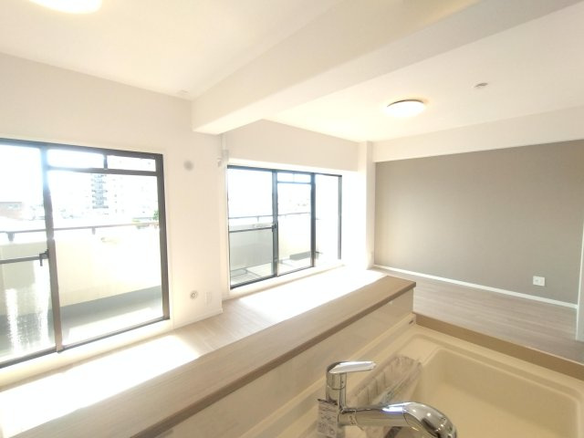 グラン・ドムール北野田の居間・リビング|キッチンから見たリビングダイニング