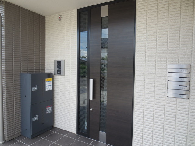 クレアーレ Ａ棟のエントランス|ミニ宅配ボックスもあり便利です