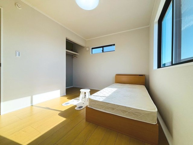 ダイマルタウン　羽島市竹鼻町狐穴矢熊第３　全８区画分譲の洋室|全居室に大型収納を設置。窓ガラスは断熱性能や結露防止効果の高いLOW-E複層ガラスを採用しています。