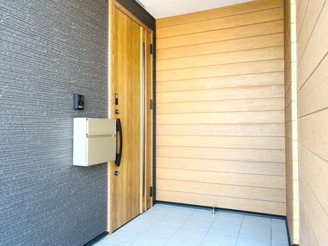 ダイマルタウン　羽島市竹鼻町狐穴矢熊第３　全８区画分譲の玄関|玄関ドアの鍵はディンプルキーと内側はサムターンキーになっており防犯性の高い仕様になっています。