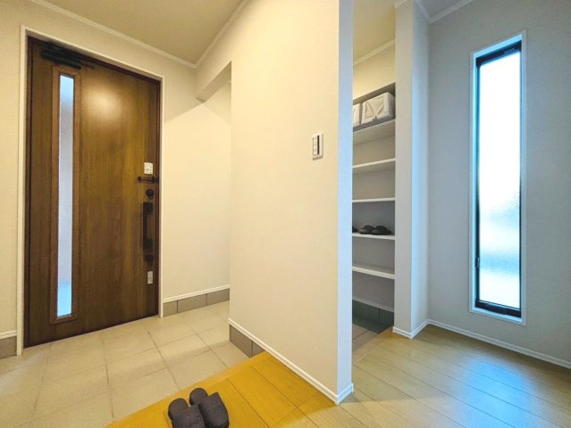 ダイマルタウン　羽島市竹鼻町狐穴矢熊第３　全８区画分譲の玄関|シューズ収納付きで玄関周りもすっきり！玄関ドアからの光が玄関ホールを明るくしてくれます。