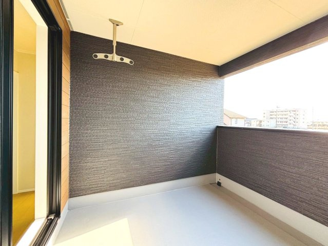 ダイマルタウン　羽島市竹鼻町狐穴矢熊第３　全８区画分譲のバルコニー|バルコニーは南向きで洗濯物もよく乾きます！強度と表面積硬度を持つFPRで防水しています。