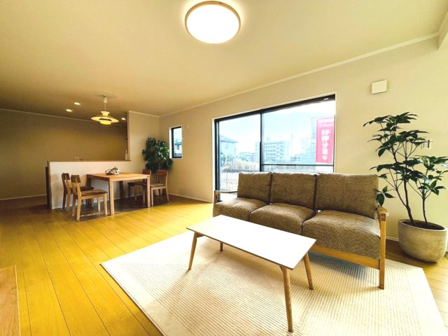 ダイマルタウン　羽島市竹鼻町狐穴矢熊第３　全８区画分譲の居間・リビング|シンプルで温かみのあるナチュラルテイストのリビングダイニング。広々設計でゆとりのある空間です。