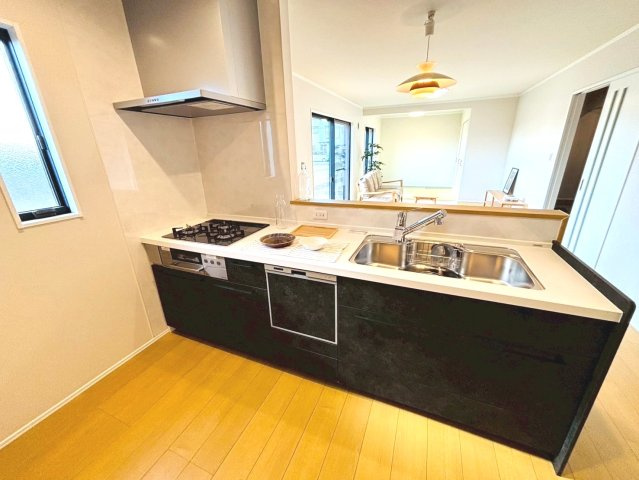 ダイマルタウン　羽島市竹鼻町狐穴矢熊第３　全８区画分譲のキッチン|家事の時間短縮・節水にもなる食器洗い乾燥機付き。浄水器付き水栓で、いつでもきれいな水が使えます。　　