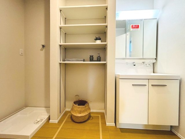 ダイマルタウン　羽島市竹鼻町狐穴矢熊第３　全８区画分譲の独立洗面台|収納力と機能性に優れた、お手入れラクラク三面鏡洗面化粧台です。朝の身支度もスムーズにできます。