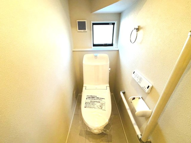 ダイマルタウン　羽島市竹鼻町狐穴矢熊第３　全８区画分譲のトイレ|新素材「アクアセラミック」は、便器洗浄やお掃除をするたび汚物を浮かせて洗い流すのでお掃除楽々です。