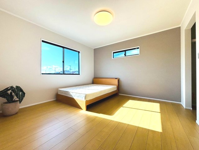 ダイマルタウン　羽島市竹鼻町狐穴矢熊第３　全８区画分譲の寝室|全居室に大型収納を設置。高性能な断熱材で丸ごと覆った高気密・高断熱の家で、夏も冬も快適に過ごせます。