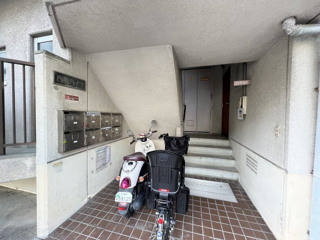 西町ハイツのエントランス