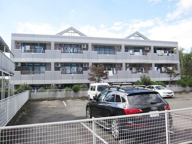 ドミールシャルマンの駐車場