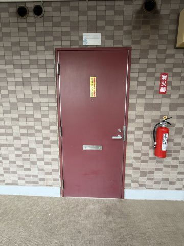 センチュリー小平|社員用の入口