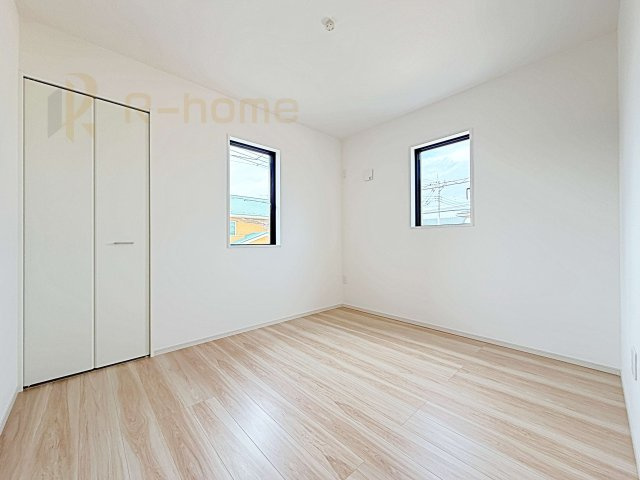 つくばみらい市紫峰ケ丘1期　新築戸建て　1号棟の洋室|2面窓の風通しの良い洋室です♪差し込む暖かな陽当たりで、室内がくつろげる空間に早変わりです♪