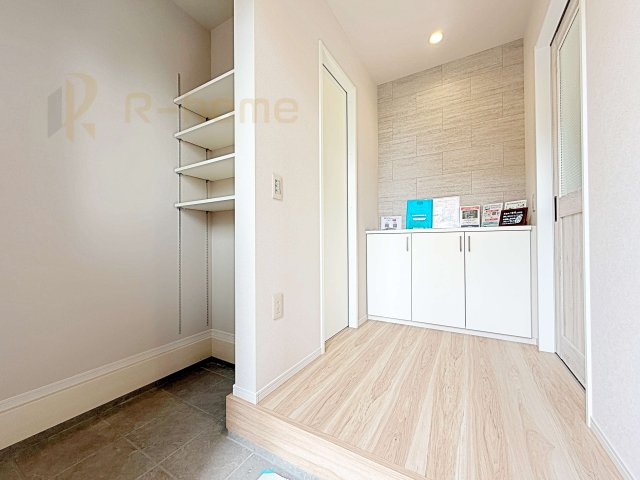 つくばみらい市紫峰ケ丘1期　新築戸建て　1号棟の玄関|玄関には便利なシューズインクローゼットを設置。アウトドア用品やベビーカーなどの収納に役立ちますね♪