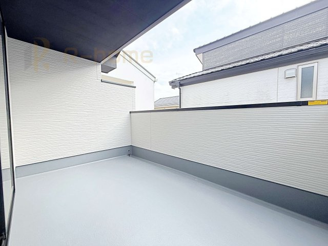 つくばみらい市紫峰ケ丘1期　新築戸建て　1号棟のバルコニー|奥行きのあるバルコニーは、お子様をプールで遊ばせたり、カフェテラス風にしたり多目的に利用できます♪