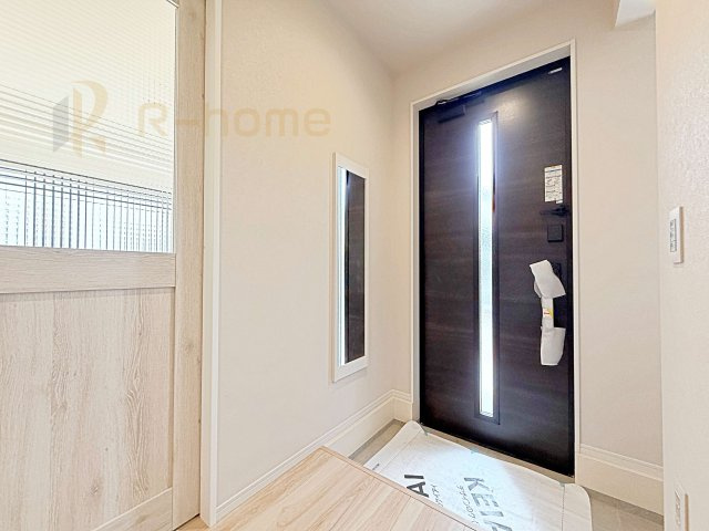 つくばみらい市紫峰ケ丘1期　新築戸建て　1号棟の玄関|気持ちよくご家族やゲストを送迎できる穏やかな雰囲気の玄関♪お出かけ時に便利なミラー付きです！