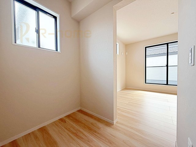 つくばみらい市紫峰ケ丘1期　新築戸建て　1号棟のその他|主寝室に使い勝手の良いフリースペース！収納やワークスペースなど生活に合わせて活用できます♪