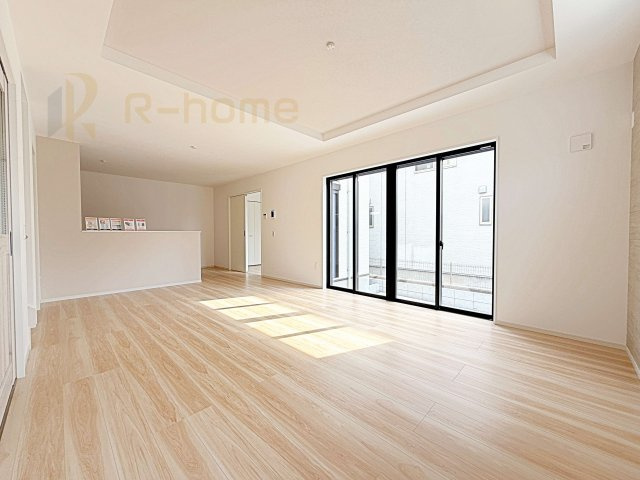 つくばみらい市紫峰ケ丘1期　新築戸建て　1号棟の居間・リビング|広々としたLDK♪自然と家族が集まるリビング階段プラン♪