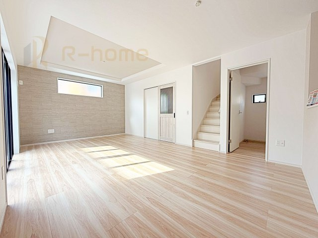 つくばみらい市紫峰ケ丘1期　新築戸建て　1号棟の居間・リビング|アクセントクロスがお洒落なリビング♪隣接の洋室を開放すると更なる大空間に変身♪