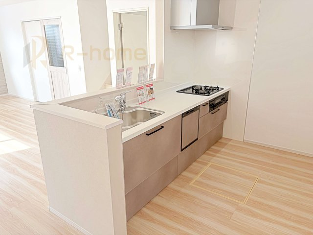 つくばみらい市紫峰ケ丘1期　新築戸建て　1号棟のキッチン|料理をしながら家族とコミュニケーションが取れる対面式システムキッチン。嬉しいビルトイン食洗機付き！