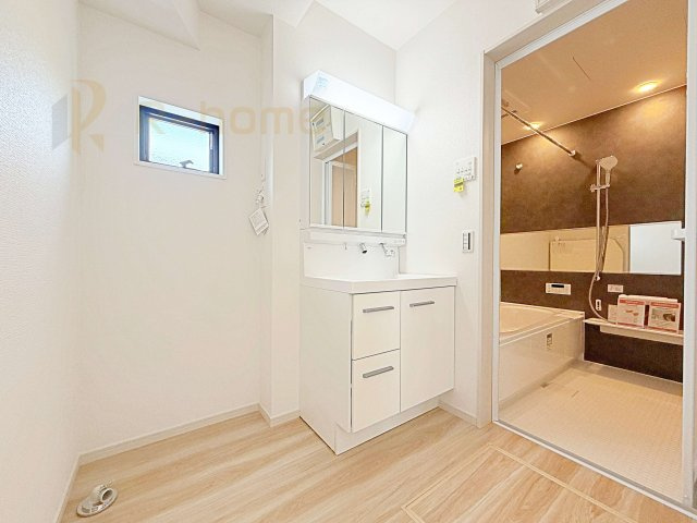 つくばみらい市紫峰ケ丘1期　新築戸建て　1号棟の洗面所|清潔感溢れる洗面台は嬉しい三面鏡付き。洗剤や歯ブラシなどもすっきり収納できます♪