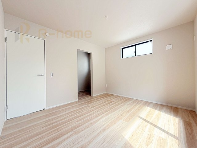 つくばみらい市紫峰ケ丘1期　新築戸建て　1号棟の洋室|収納便利なウォークインクローゼット付きの洋室♪
明るく風通しの良いお部屋です♪