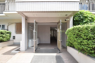 【エントランス】 | お客様を、そして住人を出迎えてくれるマンションのエントランス。ゴミが落ちていないことからも、管理状態の良さや住民の節度の高さが見て取れます。～即日のご見学可能～　お問合せはお気軽にどうぞ。