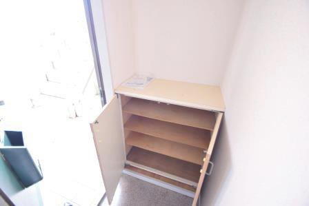 ネオハイツ伊藤の玄関|玄関には下駄箱あり