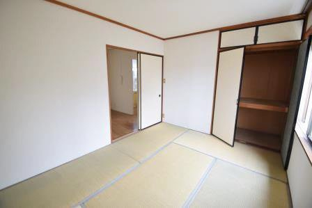 ネオハイツ伊藤の居間・リビング|天袋収納あり