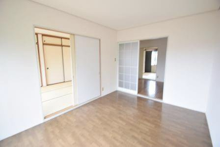 ネオハイツ伊藤の洋室|引き戸を広げて使えます