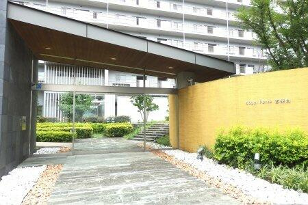 ロイヤルパークス若葉台のエントランス