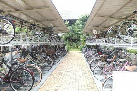 ロイヤルパークス若葉台の駐車場