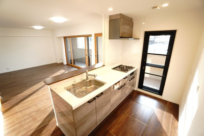 【キッチン】 | 【上質感リフォーム】サンヴェール海老園 | 【キッチンスペース】
やわらかな陽だまりの中で、
キッチンとリビングがシームレスに溶け合う心地よさ。
家族の気配がそっと届き、料理の時間さえひとつの風景になる、
穏やかなつながりのある空間です。