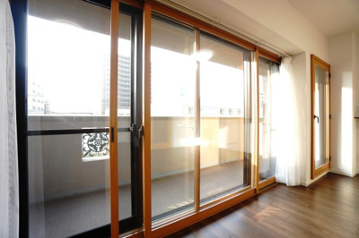 【居間・リビング】 | 【上質感リフォーム】サンヴェール海老園 | 【二重サッシ】
ほぼ全ての窓に二重サッシを採用。
外側はシングルガラス、内側はLow-Eペアガラスの高性能仕様で、
断熱・遮音・結露軽減に優れた、より快適で安心な住環境を実現します。