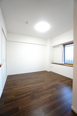 【洋室】 | 【上質感リフォーム】サンヴェール海老園 | 【洋室約6.5帖】
心と体をゆったりと安らげる主寝室。
寝室のゆとりが大きい分だけ、
暮らしの安らぎは深まります。
一日の疲れを癒すだけでなく、
ご夫婦の親密な語らいを紡ぎ出します。