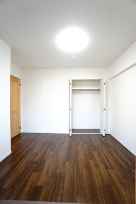 【洋室】 | 【上質感リフォーム】サンヴェール海老園 | 【洋室約6.5帖】
どんな家具や敷物でも部屋に馴染みやすく、
コーディネートがし易そうですね。
配置も柔軟に対応できるので身の回りの整理もし易い！
自分好みの空間に出来そうですね！