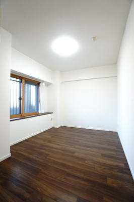 【洋室】 | 【上質感リフォーム】サンヴェール海老園 | 【洋室約6帖】
居室にはクローゼットを完備。
自由度の高い家具の配置が叶うシンプルな空間です。
お子様の成長と人数と共に必要になる
子供部屋にもぴったりの間取りですね。