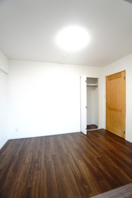 【居間・リビング】 | 【上質感リフォーム】サンヴェール海老園 | 【洋室約6帖】
こども部屋をコーディネート！このぐらいの広さがあれば、 
お子さんの好きな色やモチーフを使ったコーディネートで、
勉強もお片付けも全部楽しいお気に入りの空間にしていけそうですね！