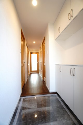 【玄関】 | 【上質感リフォーム】サンヴェール海老園 | 【玄関ホール】
人を迎え入れる最初の場所だからこそ、
清潔感があり纏まった空間にして頂ける様に
ニッチ風シューズBOXを設置。
照明はオートライト。消し忘れや
出入りが暗くならなく済みます！