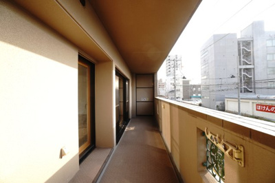 【バルコニー】 | 【上質感リフォーム】サンヴェール海老園 | 【バルコニー】
リビング全面が接するワイドバルコニー。
前面の建物が邪魔することなくよく陽が当たり、お洗濯物もすぐ乾きそう！
この位の広さがあると、エアコン室外機を置いても十分なスペースを保てます。