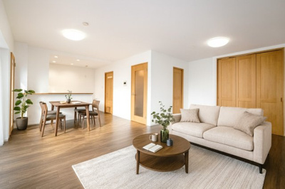 【居間・リビング】 | 【上質感リフォーム】サンヴェール海老園 | 【約21.6帖LDK】
今回のリノベテイストは「ヴィンテージ」。
既存の建具を活かしつつ、床材には深みのあるダークトーンを採用。
新しさの中に程よい重厚感が漂う、味わいあるLDKに仕上げています。