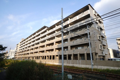 【外観】 | 【上質感リフォーム】サンヴェール海老園 | 【耐震性】
耐震性の高さを判断するポイントは、
建築確認申請日が1981年6月1日以降の
新耐震基準に適合しているかどうか。
震度６程度の大地震でも
建物が崩壊しないレベルが基準になりました。