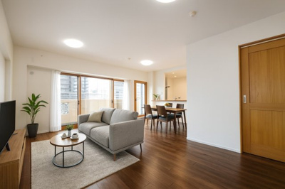 【居間・リビング】 | 【上質感リフォーム】サンヴェール海老園 | 【約21.6帖LDK】
木目の温もりが際立つ広々としたリビング。
大きな掃き出し窓から光がたっぷり入り、
空間全体がやさしく明るい雰囲気に。
家具配置の自由度も高く、家族みんなが心地よく過ごせます。