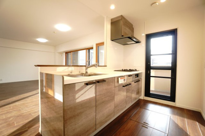 【キッチン】 | 【上質感リフォーム】サンヴェール海老園 | 【キッチンスペース】
この配置のキッチンは明るくていいですね！
洗面所とキッチン、そして勝手口へと回遊動線も採用し、一気に家事時短もすすむ！
毎日の料理や後片付けもスムーズにこなせる嬉しい使いやすさ♪