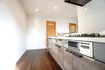 【キッチン】 | 【上質感リフォーム】サンヴェール海老園 | ☆キッチンの特徴☆
・クリナップ社製
・アクリストンワークトップ
・浄水器一体型ハンドシャワー水栓
・食洗器は後付け可能
・フラットスリムレンジフード
・床下収納庫
・勝手口と洗面所の回遊動線