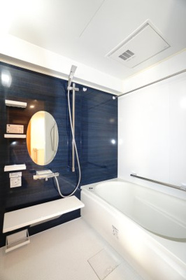 【浴室】 | 【上質感リフォーム】サンヴェール海老園 | 【バスルーム】
TOTO社製サザナシリーズは
「ほっカラリ床」などで独自の技術によりバスタイムを
よりよく演出してくれます！
更に、浴室暖房乾燥機が標準設備！
お手入れが楽なシステムバスです。