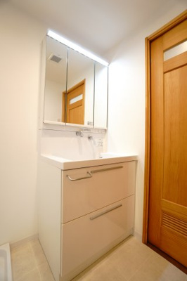 【独立洗面台】 | 【上質感リフォーム】サンヴェール海老園 | 【コスメカウンター】
TOTO社製オクターブ。
フラット鏡がお掃除し易い3面鏡洗面化粧台！
鏡後ろ・横、ボウル下にも大容量収納！
日常的に使う物も洗剤の詰替えなどもスッキリ収納。
エアインシャワー付き