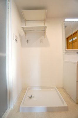 【独立洗面台】 | 【上質感リフォーム】サンヴェール海老園 | 【パウダールーム】
嬉しい、タオル掛け付きの2段可動式のリネンラック。
しかも装着が楽なワンタッチ式の給水栓！
洗濯機置場はドラム式の洗濯機も入るサイズですが、
お手持ちのサイズが入るか要確認です！