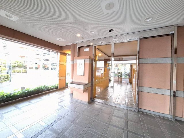 エンゼルハイム竹の塚駅前のロビー|建物入口