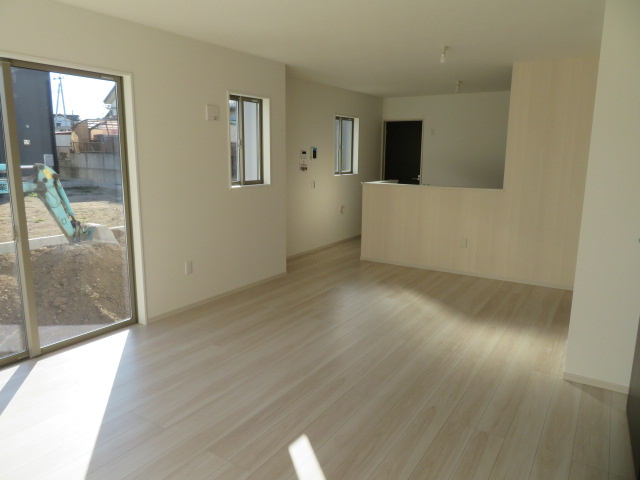 高崎市岩鼻町１期（全４棟）１号棟の居間・リビング|ご家族の憩いの場となるLDKは、大きな窓からたっぷりの光が差し込む明るい空間です。リビング・ダイニング・キッチンと一体感のある広々空間でご家族くつろいで下さい(^▽^)/
