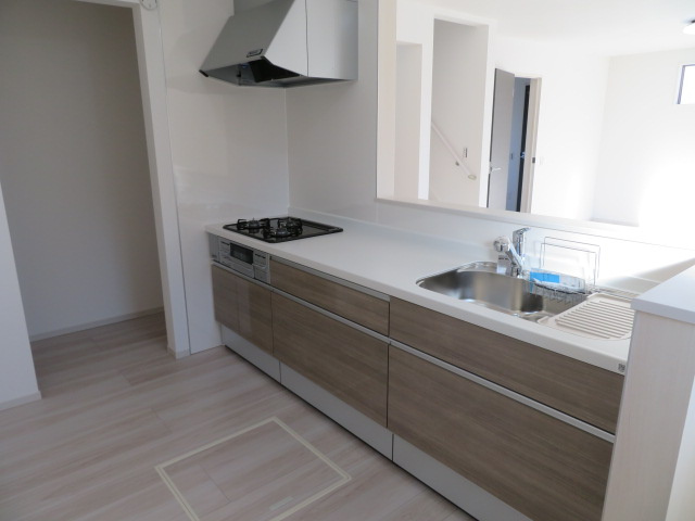 高崎市岩鼻町１期（全４棟）１号棟のキッチン|ナチュラルな自然光の中での調理。お洒落な食器類を余裕で収納できるスペース。動きやすい女性目線のキッチン動線。これからはお料理をつくる時間が劇的に変わります。
