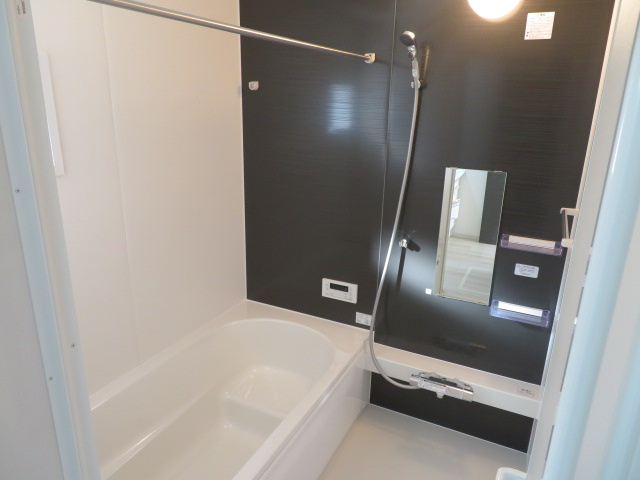 高崎市岩鼻町１期（全４棟）１号棟の浴室|1坪サイズなので、お子様とご一緒の入浴でもゆったりできます。また、断熱性の良い仕様の為、入浴時間が違う場合でも温度を温かく保てます(^^♪
